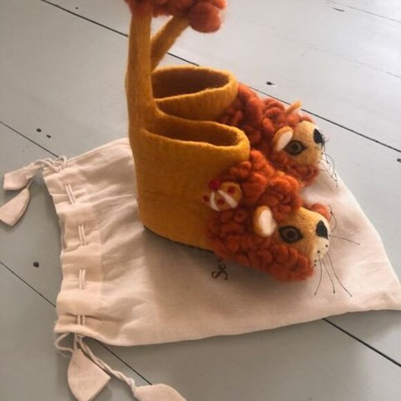 Kid's Sew Heart Felt Leopold the Lion Slippers. NWOT. Size 2-3Y (15cm) - Picture 3 of 7